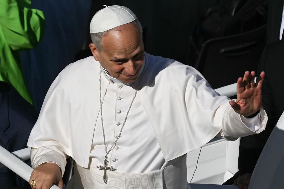 El Papa León XIV saluda a fieles en el Vaticano, el 9 de octubre del 2025.