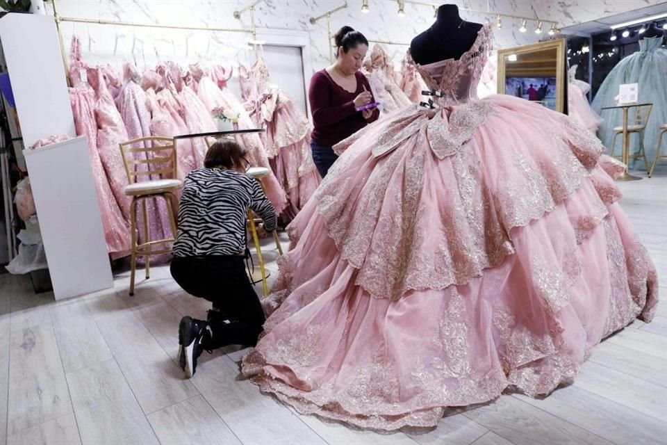 Las tiendas de vestidos de quinceañera en La Villita de Chicago suelen ser negocios concurridos, lo que refleja el optimismo de las familias latinas que buscan un futuro mejor. Ya no.