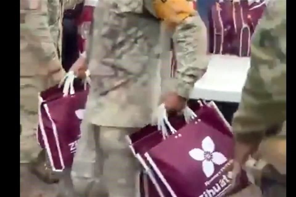 Personal del Ejército repartió víveres a damnificados en Zihuateutla, Puebla, en bolsas guinda, lo cual fue criticado por opositores a Morena.