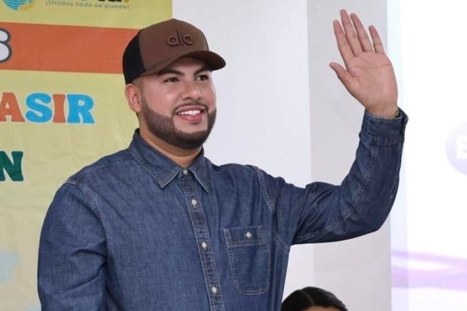 El Alcalde de Elota, Richard Millán Vázquez, resultó ileso gracias al blindaje de su camioneta, informaron fuentes locales.