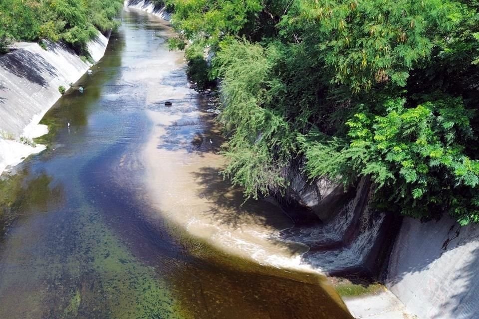 The sewage reaches the Aztlán Canal and from there flows into the Pesquería River, which reveals the pollution it suffers in its course.