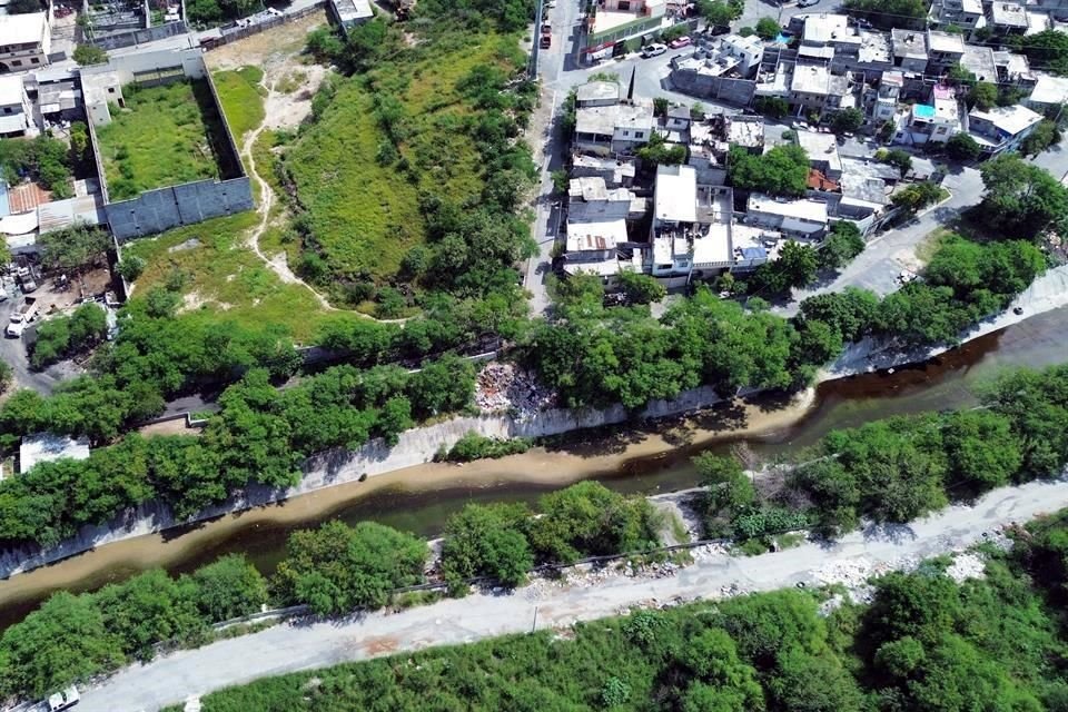 The sewage reaches the Aztlán Canal and from there flows into the Pesquería River, which reveals the pollution it suffers in its course.