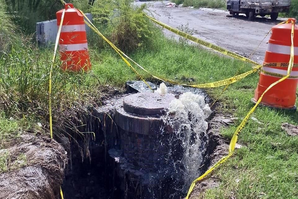 The sewage reaches the Aztlán Canal and from there flows into the Pesquería River, which reveals the pollution it suffers in its course.