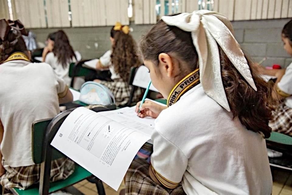 Alumnos del Estado mejoran según el examen Nuevo León Aprende, pero van a diferente ritmo según nivel socioeconómico, municipio y género.