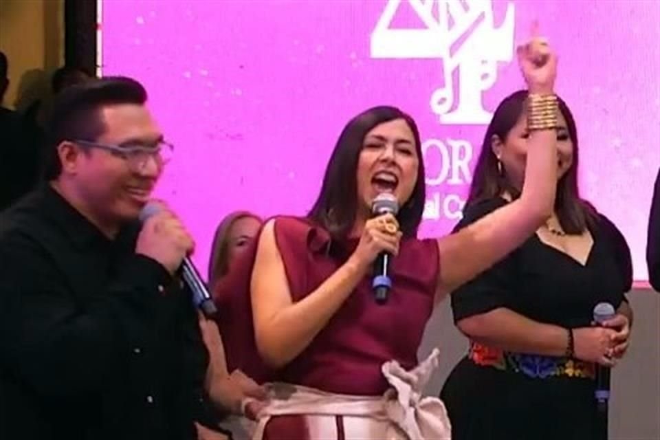 Modifying lyrics of songs by recognized artists, Laura Sansores, head of DIF-Campeche, and sister of the Governor, turned her fourth work report into a musical show.