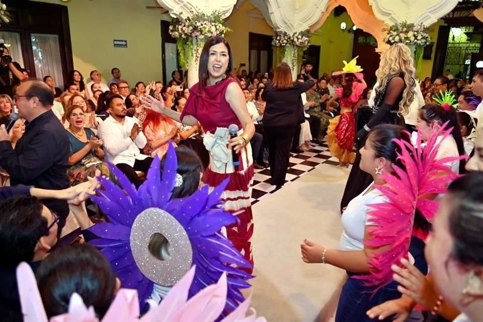 Modifying lyrics of songs by recognized artists, Laura Sansores, head of DIF-Campeche, and sister of the Governor, turned her fourth work report into a musical show.