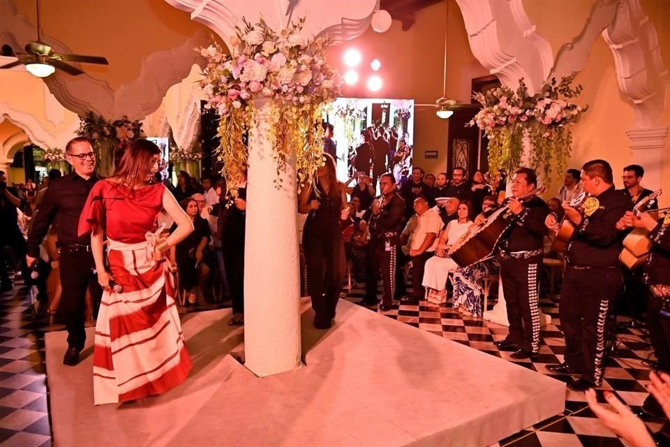 Modifying lyrics of songs by recognized artists, Laura Sansores, head of DIF-Campeche, and sister of the Governor, turned her fourth work report into a musical show.