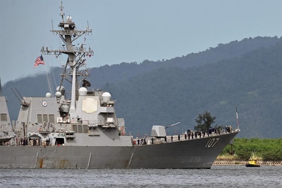 El buque USS Gravely se prepara para tocar puerto en Trinidad y Tobago, el 26 de octubre.