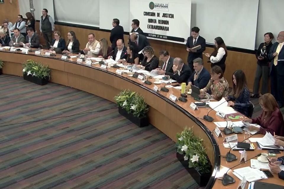 Con 25 votos a favor y 3 abstenciones del PRI, la Comisión de Justicia de San Lázaro aprobó el dictamen que expide la Ley General en materia de extorsión, enviada por el Ejecutivo.