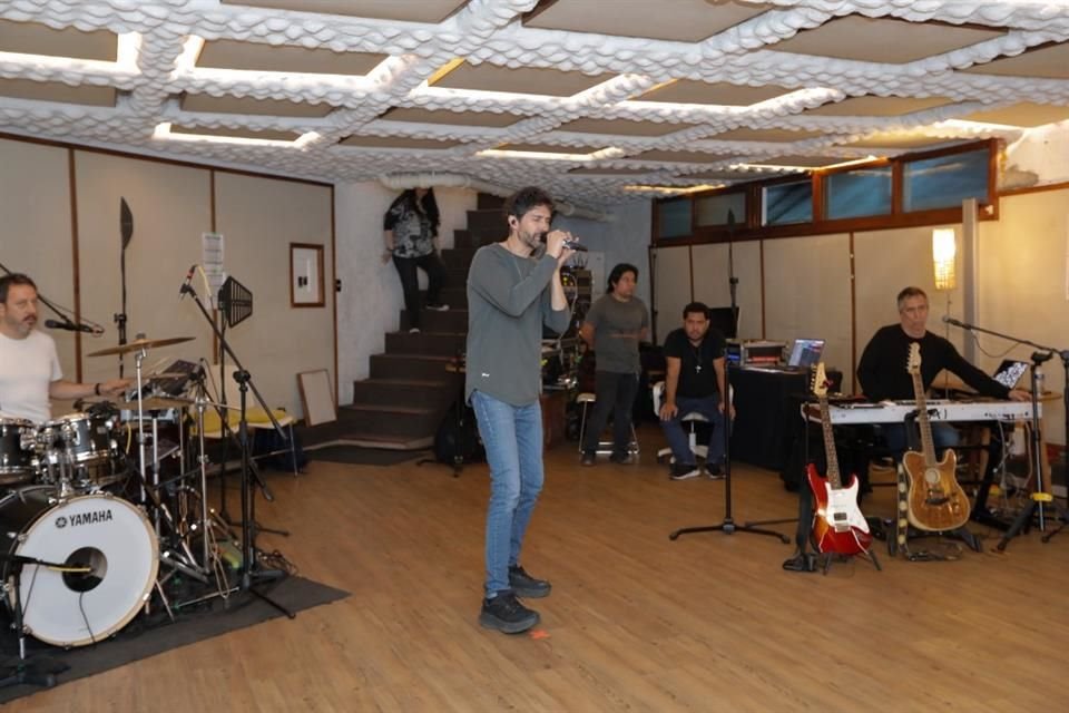 In addition to pampering them with hugs, photos and signatures, he gave them access to listen to three songs.