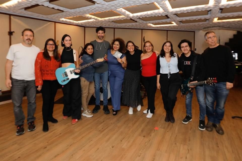 In the middle of rehearsing for his concert, Benny Ibarra received several fans who won a REFORMA contest.