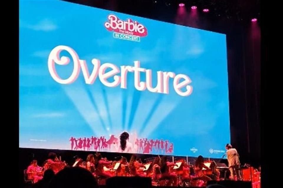 O espetáculo, no Festival Internacional de Santa Lúcia (FISL), consiste em uma exibição ao vivo da popular boneca loira.