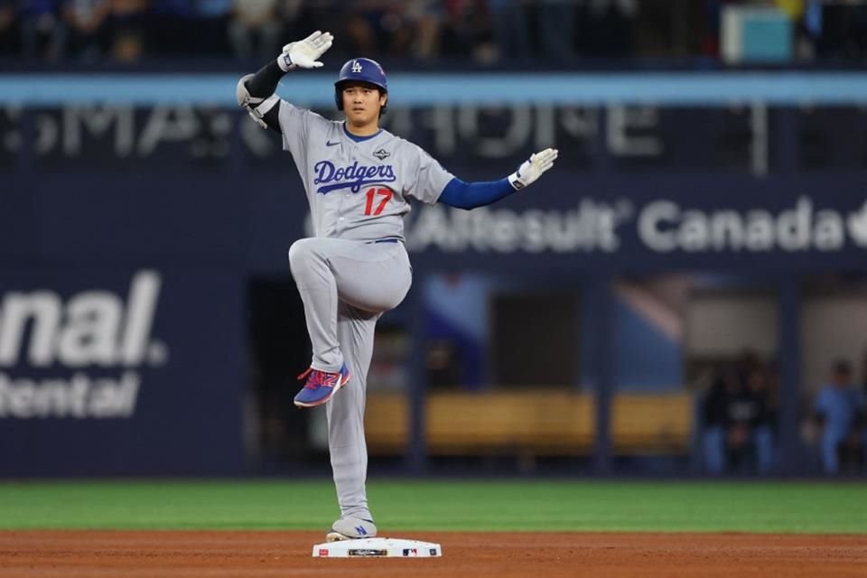 Ohtani comemora após marcar dois gols.