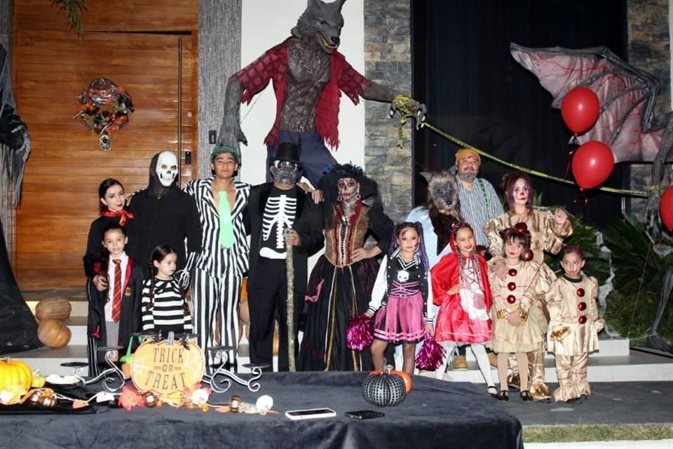 Integrantes de la familia Hernández se reunieron por Halloween.