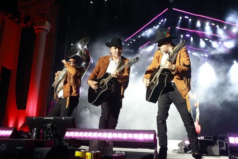 With their music, Los Plebes remembered their deceased vocalist Ariel Camacho, with whom they started the group, but they also dedicated a corrido to the regional music producer Ángel del Villar.