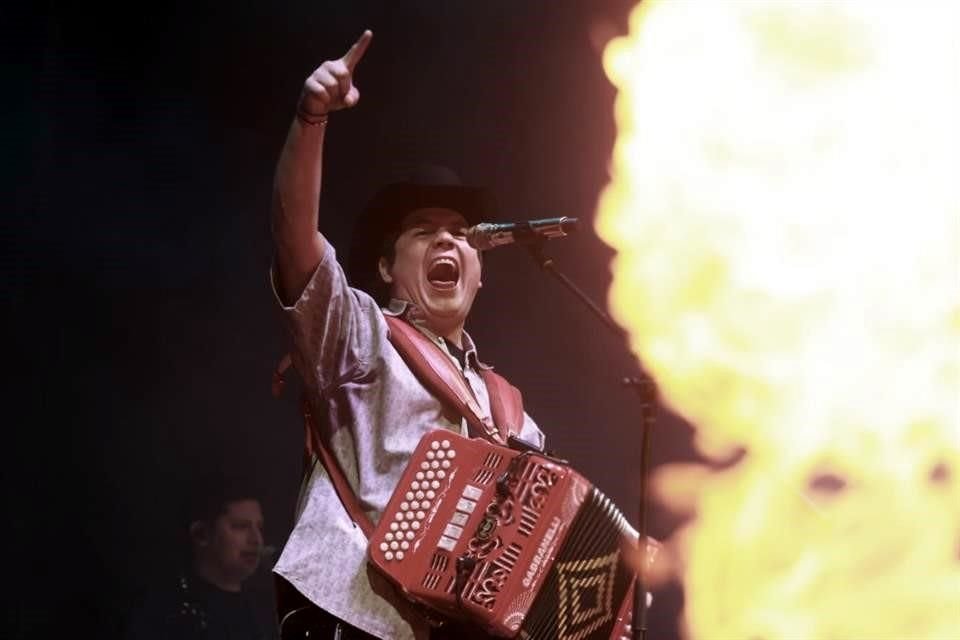 With accordion in hand, singer Remmy Valenzuela lit up the royals with a northern proposal that invited them to sing and dance.
