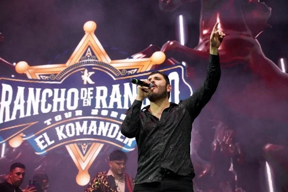 Another surprise that caused a stir was the arrival of El Komander on stage to join Conríquez in another corrido.