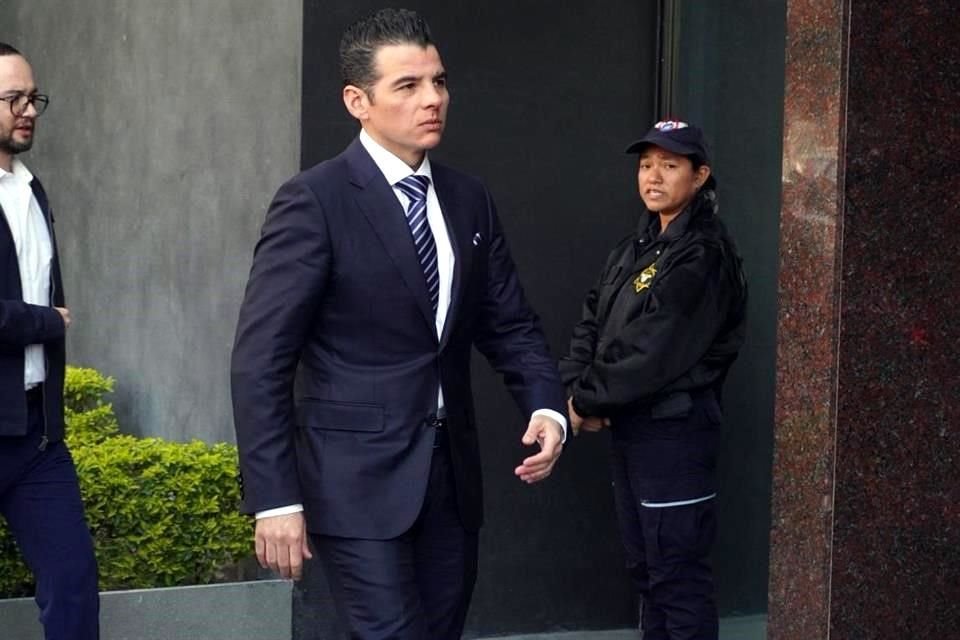 Miguel Flores, Secretary General of the Government, heads the meeting together with the Treasurer.