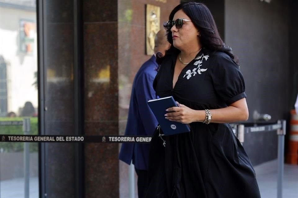 Itzel Castillo, president of Congress, participates in the meeting.