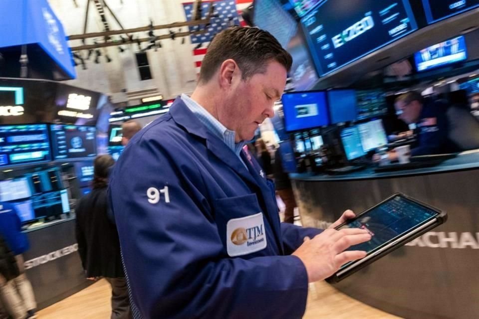 Un cambio repentino en las expectativas de bajas de tasas también afectó a las acciones.