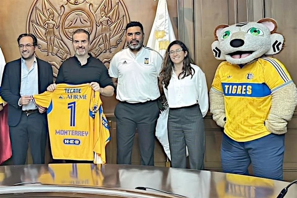 Adrián de la Garza hizo el anuncio junto con elementos de Tigres, como Mauricio Culebro, presidente del club.