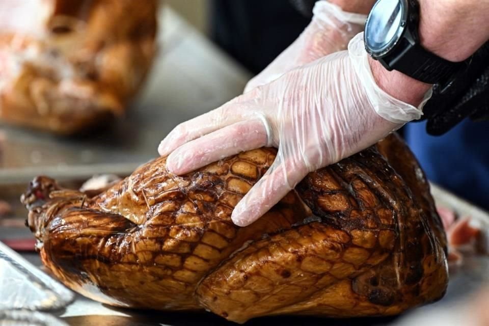 Señalan que los precios mayoristas del pavo actualmente son aproximadamente un 40% más altos debido a los desafíos de suministro provocados por enfermedades aviares.