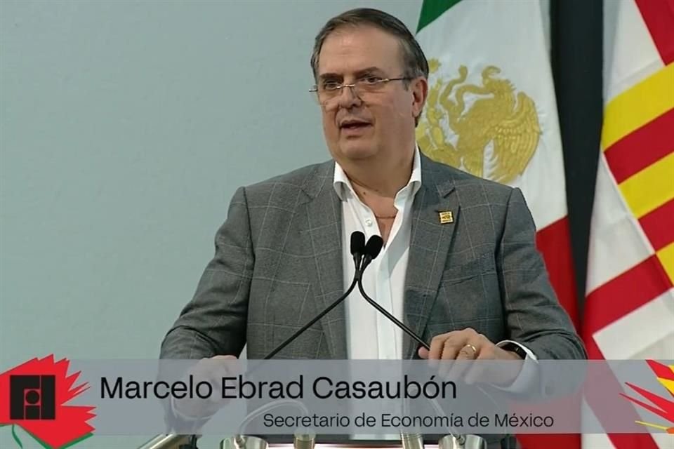 Marcelo Ebrard entrega certificado a la FIL, a nombre de la Presidenta Claudia Sheinbaum, como celebración a la trayectoria del evento.