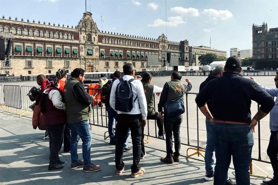 El sindicato de maestros llegó al Zócalo a planear el acomodo para el festejo.