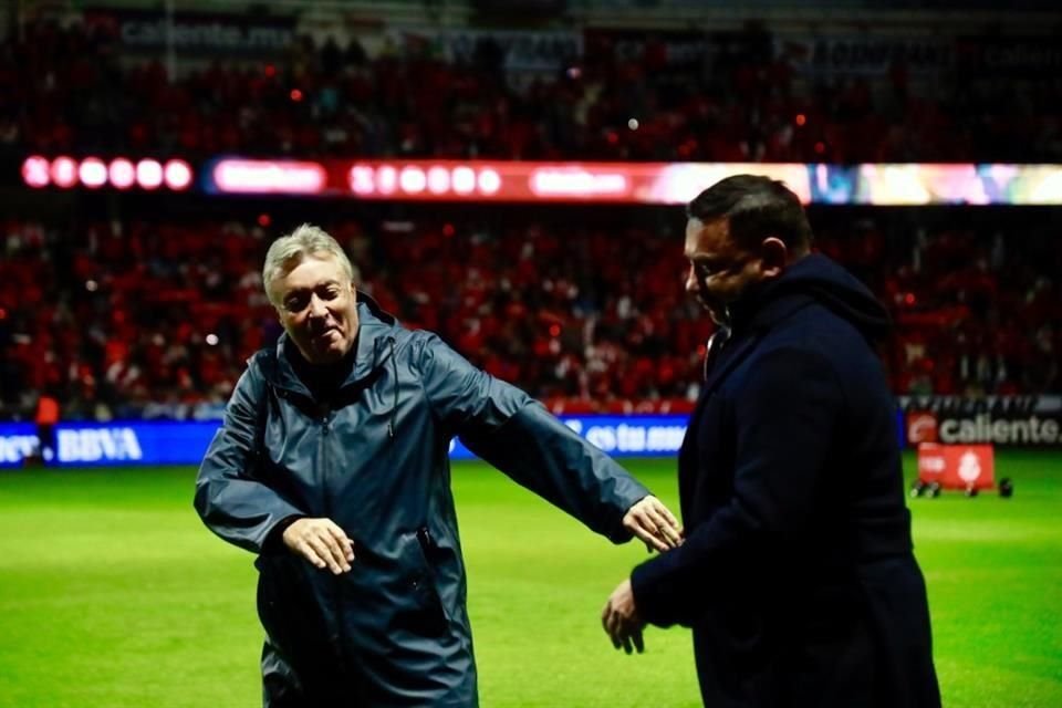 El saludo de los estrategas previo al partido.