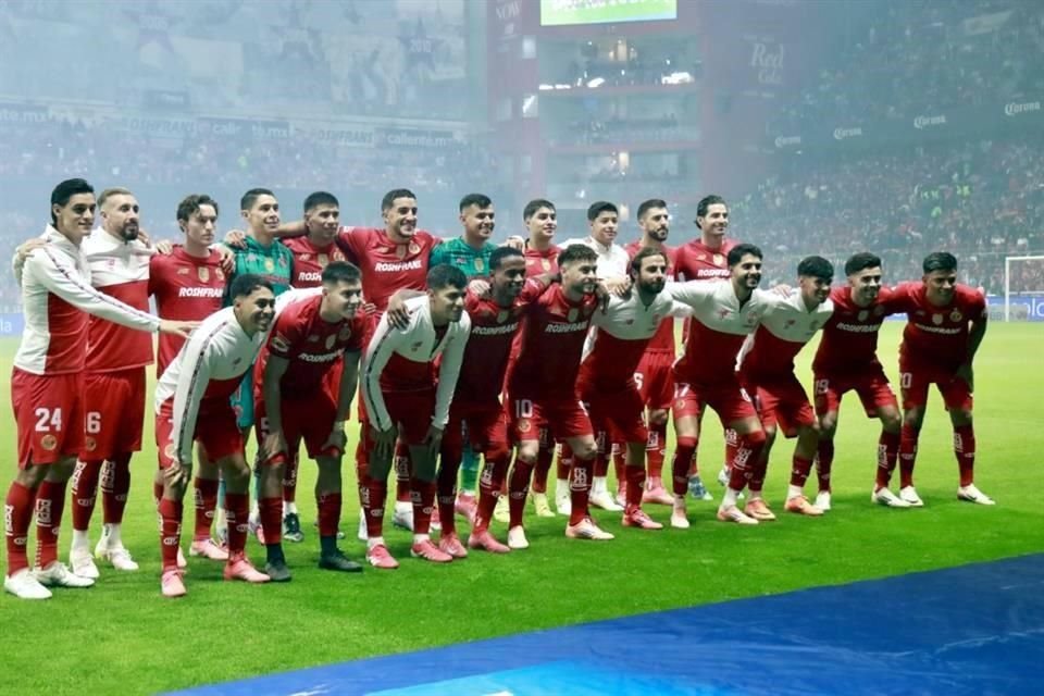 EL Toluca se tomó la foto con todo y suplentes.
