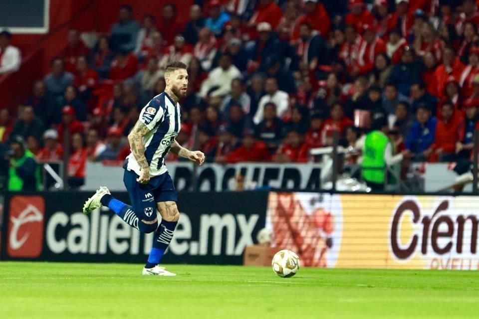Sergio Ramos tratando de controlar los embates del Toluca.