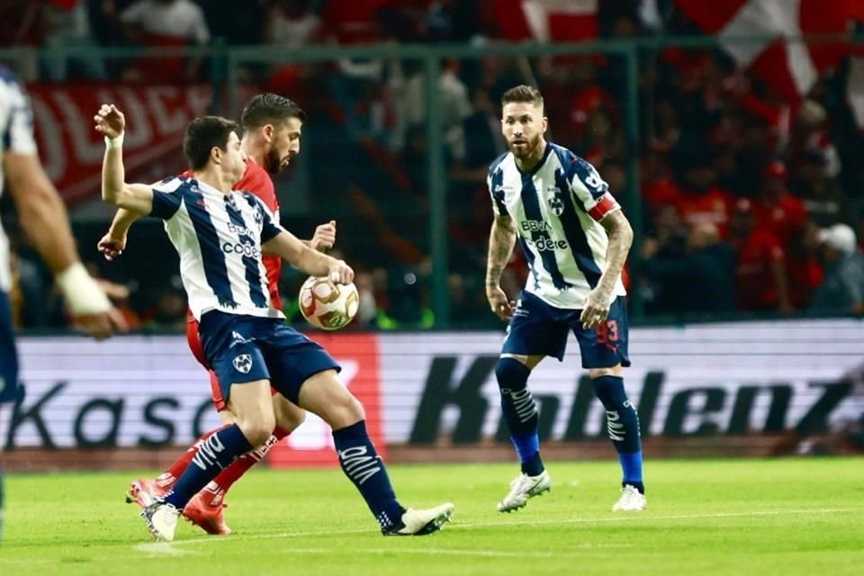 Rayados inició con un cuadro más defensivo para tratar de preservar la ventaja.