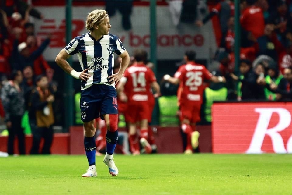 Sergio Canales resignado al 1-0 a favor del Toluca.