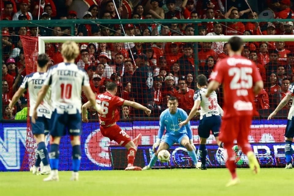 Antes del medio tiempo, Paulinho marcó el 2-0.