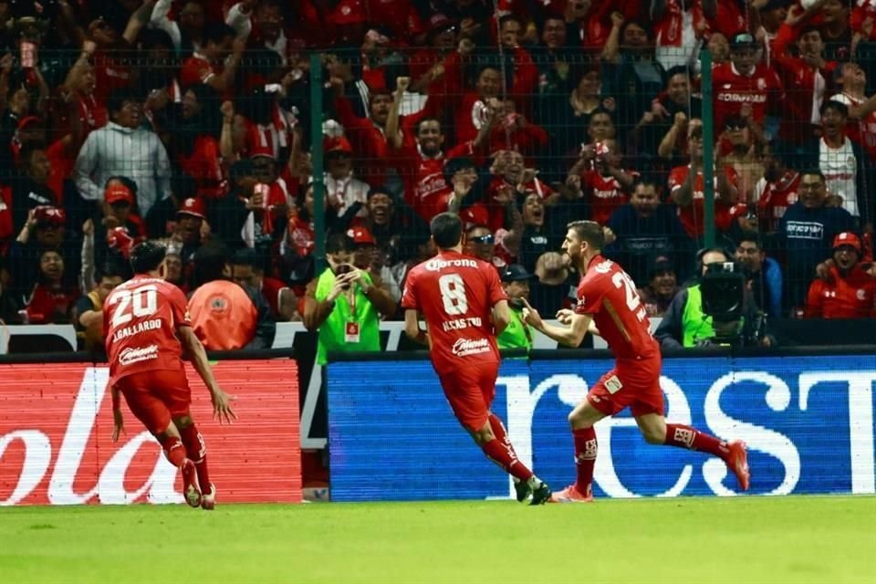 El goleador no desaprovechó la ocasión para el 2-0.