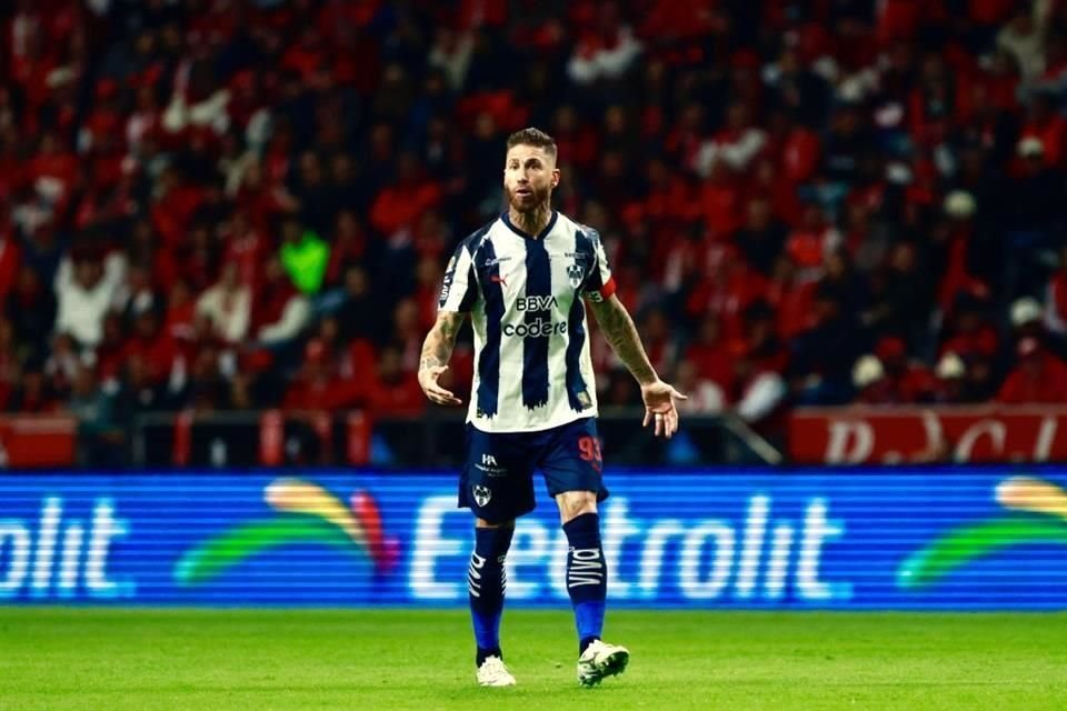 Sergio Ramos mirando hacia la banca buscando ajustes de su entrenador Domenec Torrent.