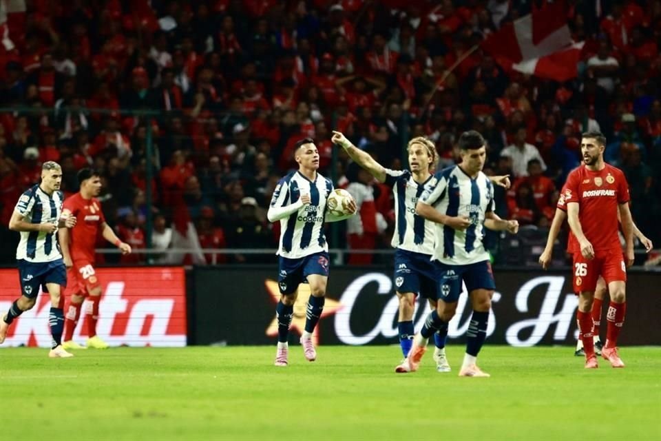 Roberto de la Rosa marcó el segundo de Rayados y el partido se tornó emocionante.