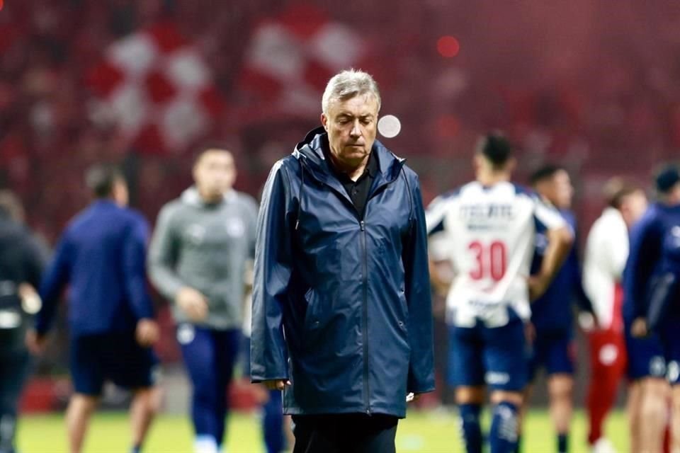 El tiempo se acabó con Rayados asfixiando al Toluca, pero no alcanzó el tiempo.