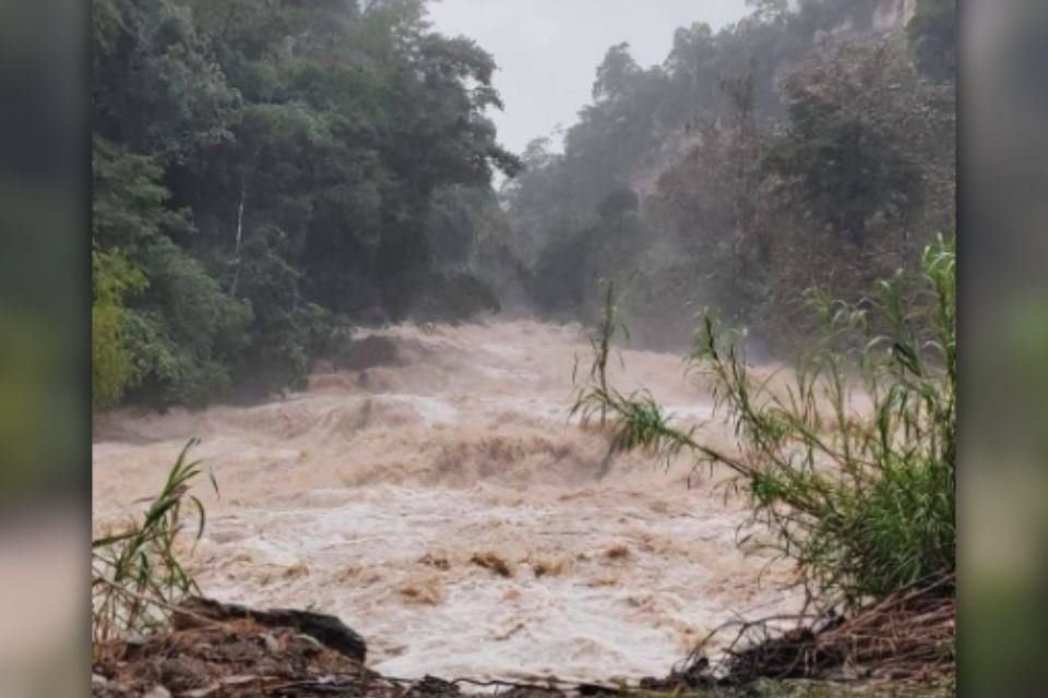 Protección Civil de Chiapas confirmó el deceso de una adolescente, así afectaciones por desbordamientos de ríos, derrumbes carreteros e inundaciones en al menos diez municipios del estado.
