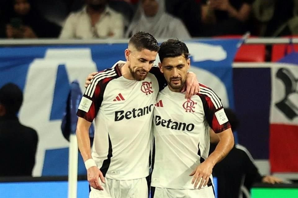 Giorgian de Arrascaeta (der.), del Flamengo, celebra con su compañero Jorginho tras anotar el primer gol ante Cruz Azul el pasado miércoles 10 de diciembre.