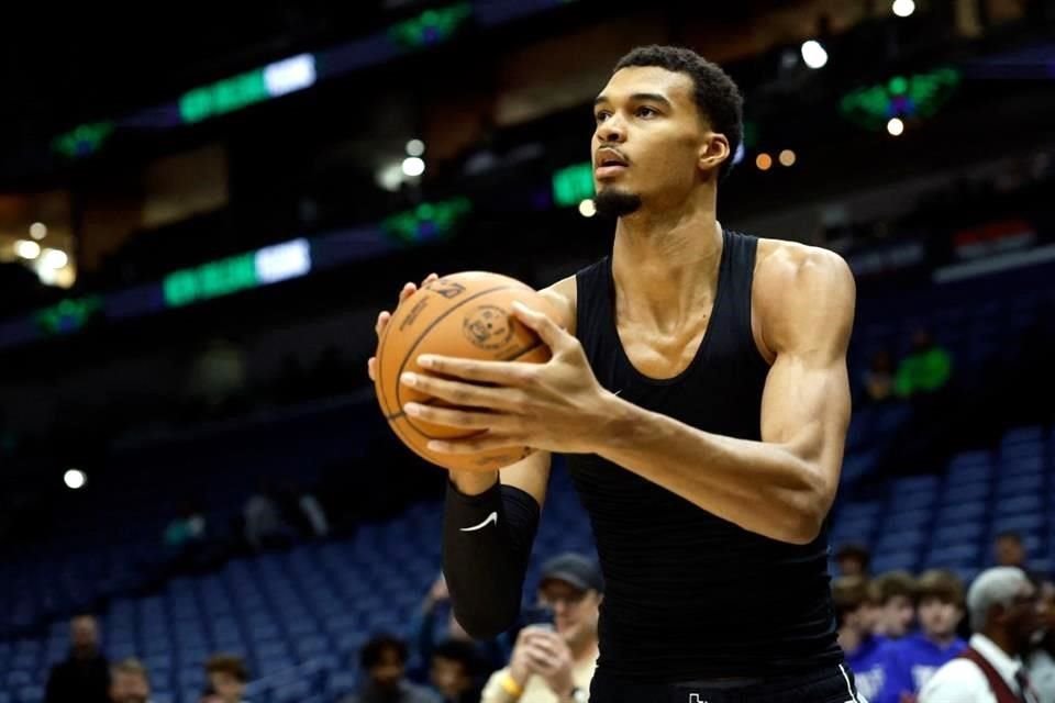 Victor Wembanyama, de los San Antonio Spurs, calienta antes de un duelo ante New Orleans Pelicans.