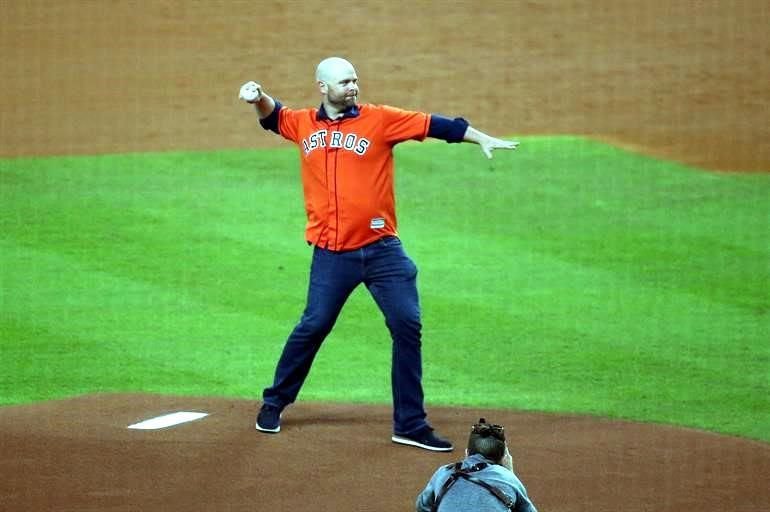 El ex receptor de los Astros de Houston, Brian McCann, hizo el primer lanzamiento ceremonial.
