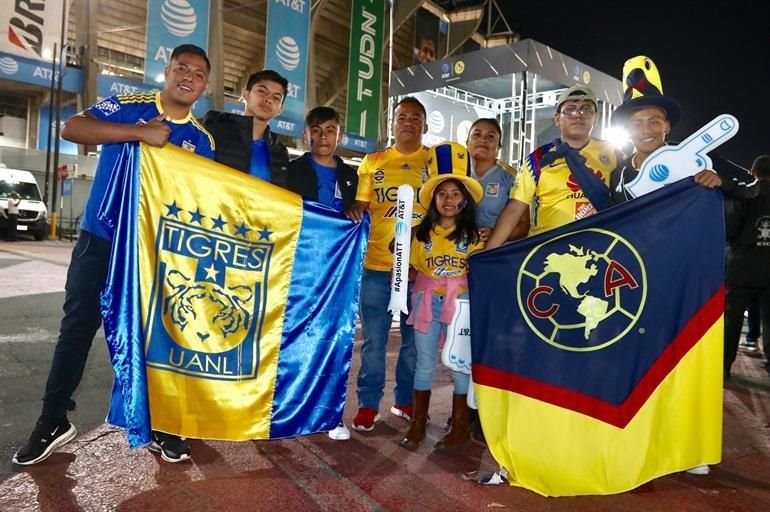 Aficionados felinos se hicieron presentes en el Estadio Azteca para apoyar a Tigres.