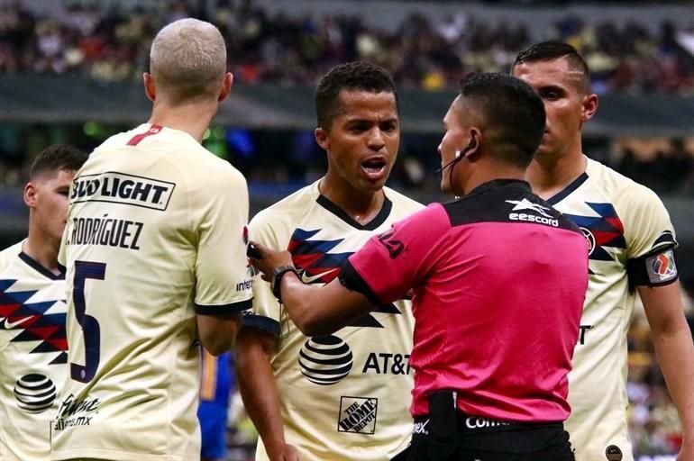 El partido tuvo momentos de roces entre los jugadores.