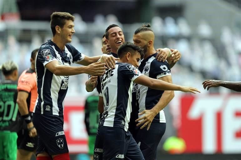 Los compañeros se unieron al festejo.