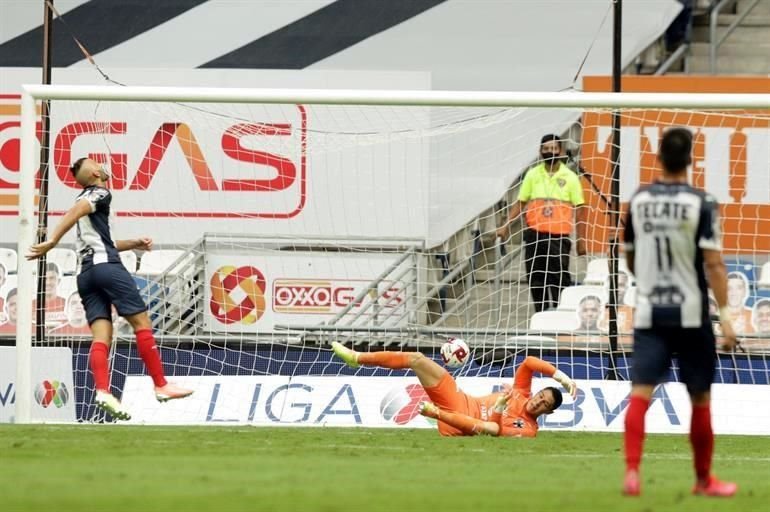 Ni el defensa ni Hugo González pudieron hacer nada en el empate.