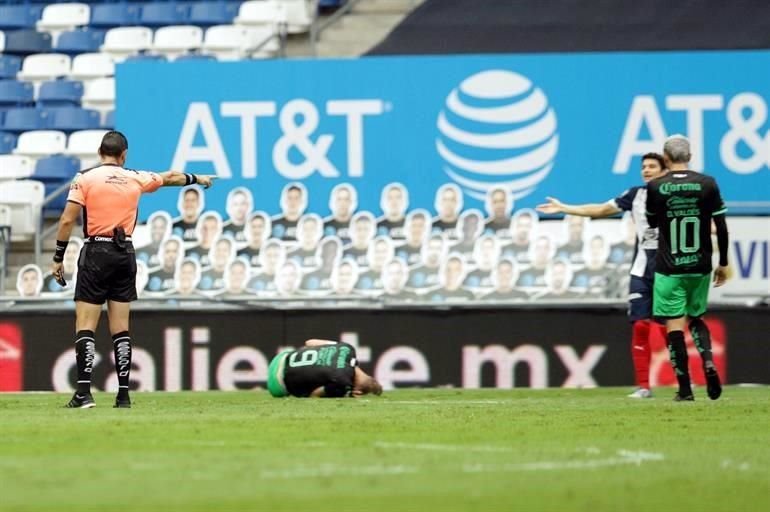 El silbante no dudó en marcar penal a favor de Santos.