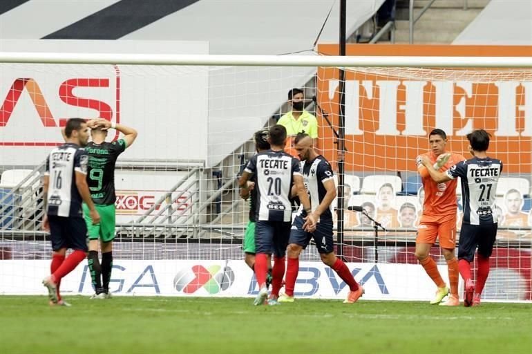 A Hugo le reconocieron tras atajar el penal que significaba el 2-1 a favor del Santos.