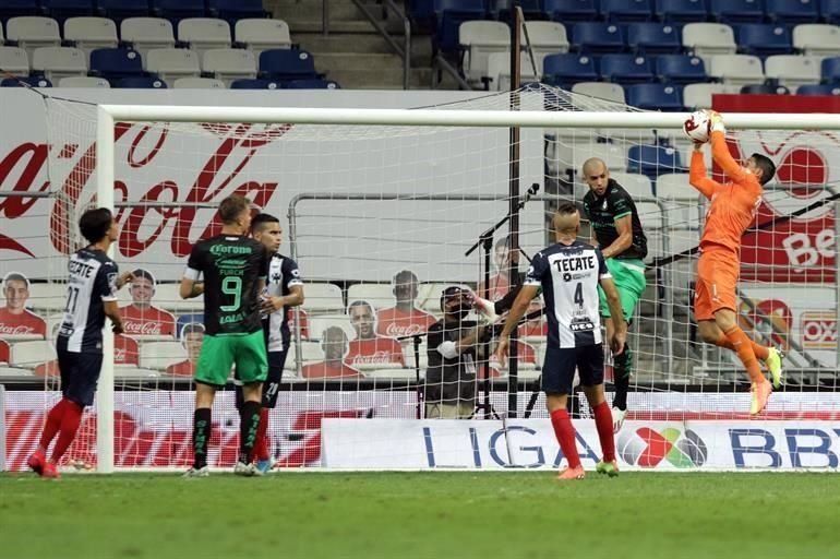 El segundo tiempo arrancó con un Santos agresivo en busca de goles.