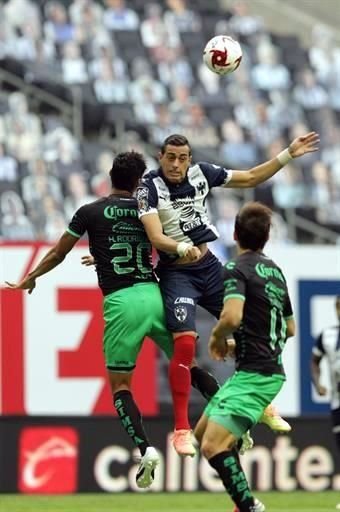 Funes Mori intenta rematar un centro.